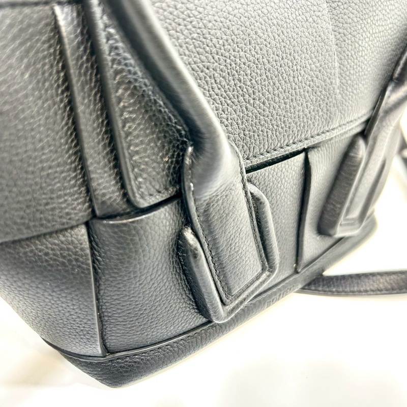 BV黑色大編織牛皮Arco29手提斜背包-6