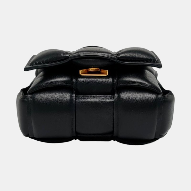 BOTTEGA VENETA Cassette 迷你黑色羊皮編織斜背包單肩包 金色五金-5