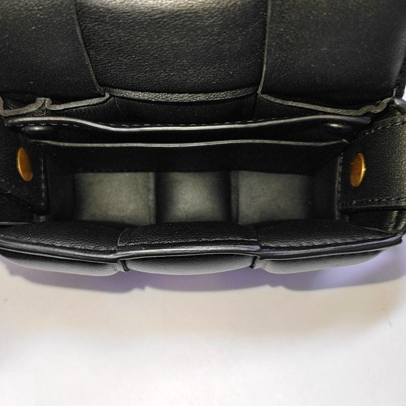 BOTTEGA VENETA Cassette 迷你黑色羊皮編織斜背包單肩包 金色五金-6