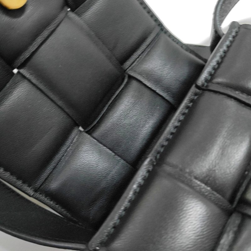 BOTTEGA VENETA Cassette 迷你黑色羊皮編織斜背包單肩包 金色五金-8
