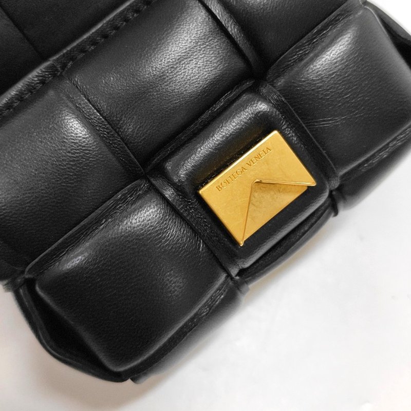 BOTTEGA VENETA Cassette 迷你黑色羊皮編織斜背包單肩包 金色五金-9