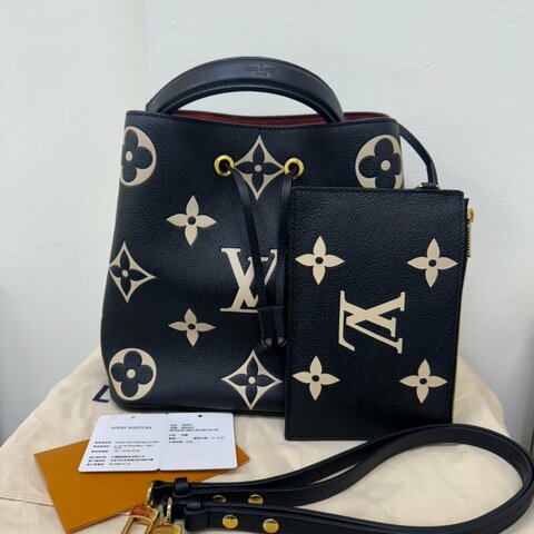 LV 雙色壓花牛皮束口水桶包(晶片款)