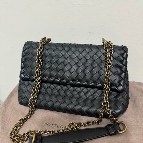 BV黑羊皮編織斜背包