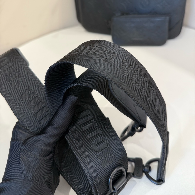 (極新甜價)lv黑壓紋三合一郵差斜背包-1