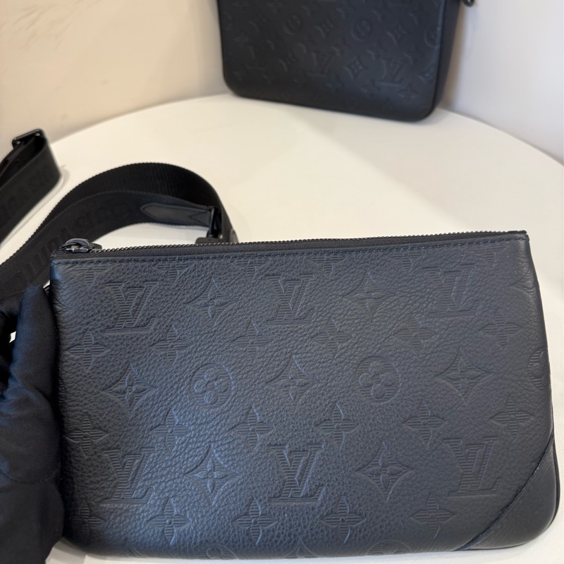 (極新甜價)lv黑壓紋三合一郵差斜背包-3