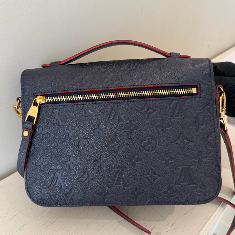 LV 深藍色壓紋Logo郵差包-1