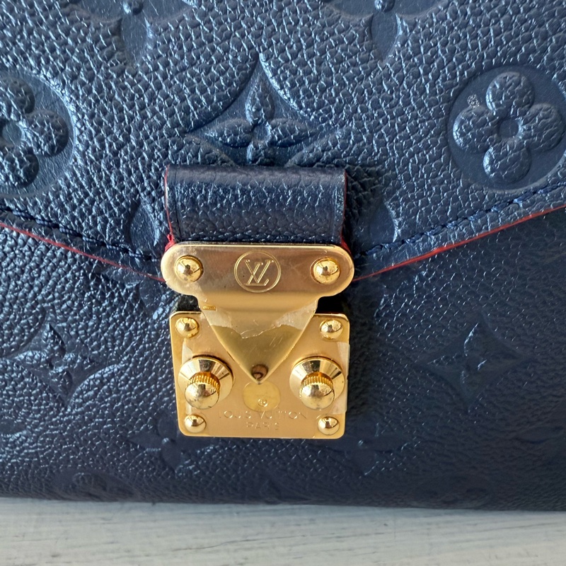 LV 深藍色壓紋Logo郵差包-2