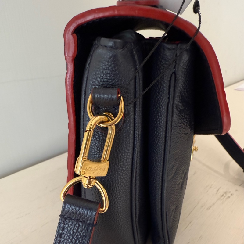 LV 深藍色壓紋Logo郵差包-3