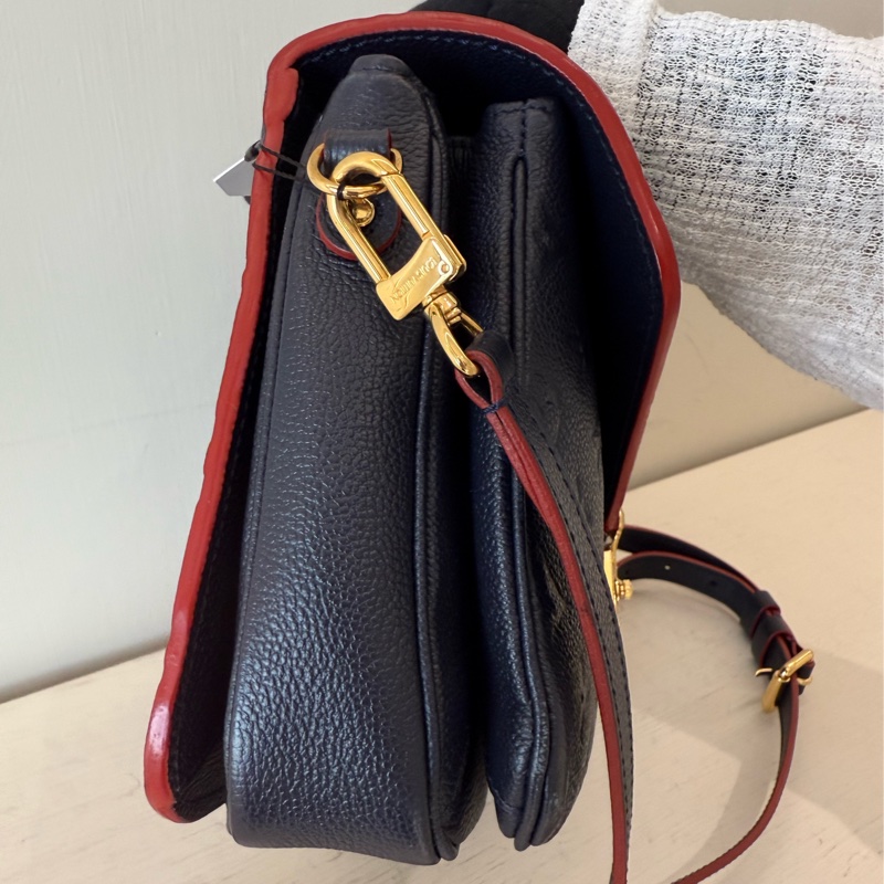 LV 深藍色壓紋Logo郵差包-5