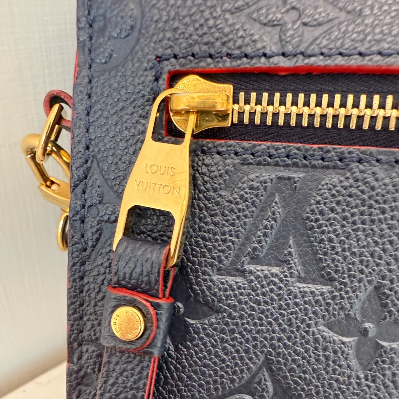 LV 深藍色壓紋Logo郵差包-7
