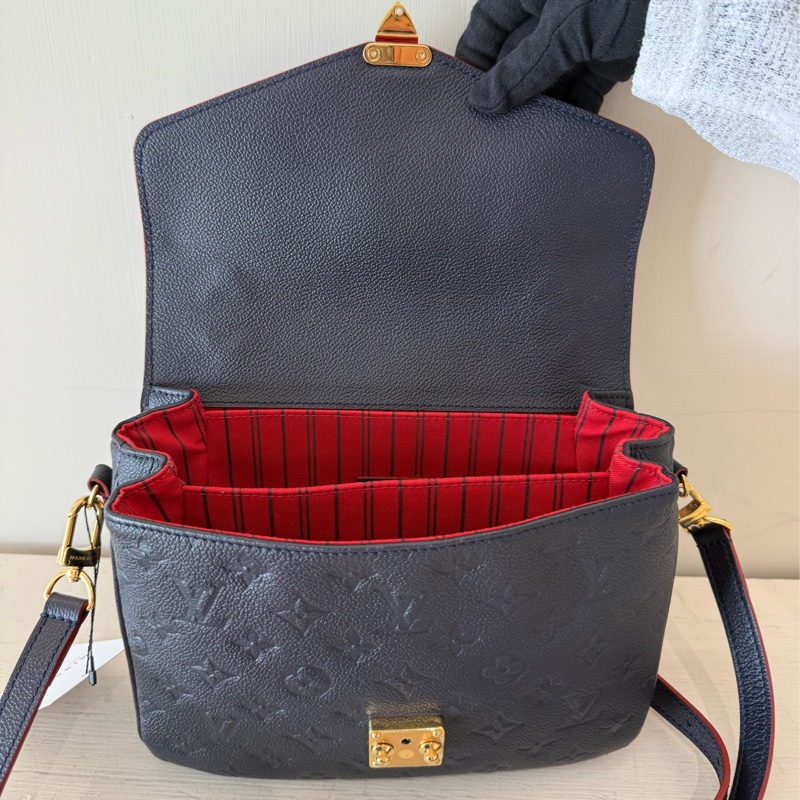 LV 深藍色壓紋Logo郵差包-8