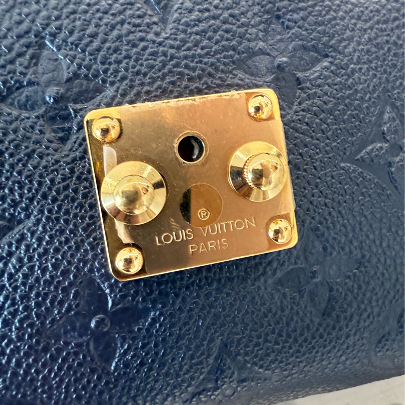 LV 深藍色壓紋Logo郵差包-12