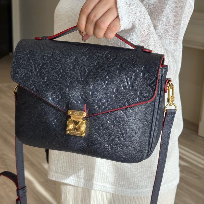 LV 深藍色壓紋Logo郵差包-13