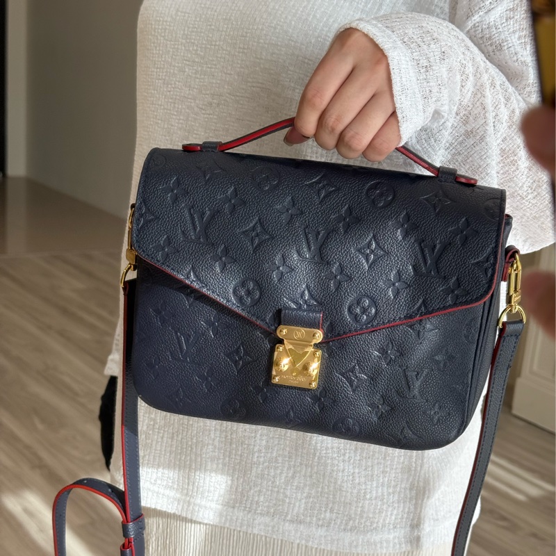 LV 深藍色壓紋Logo郵差包-14