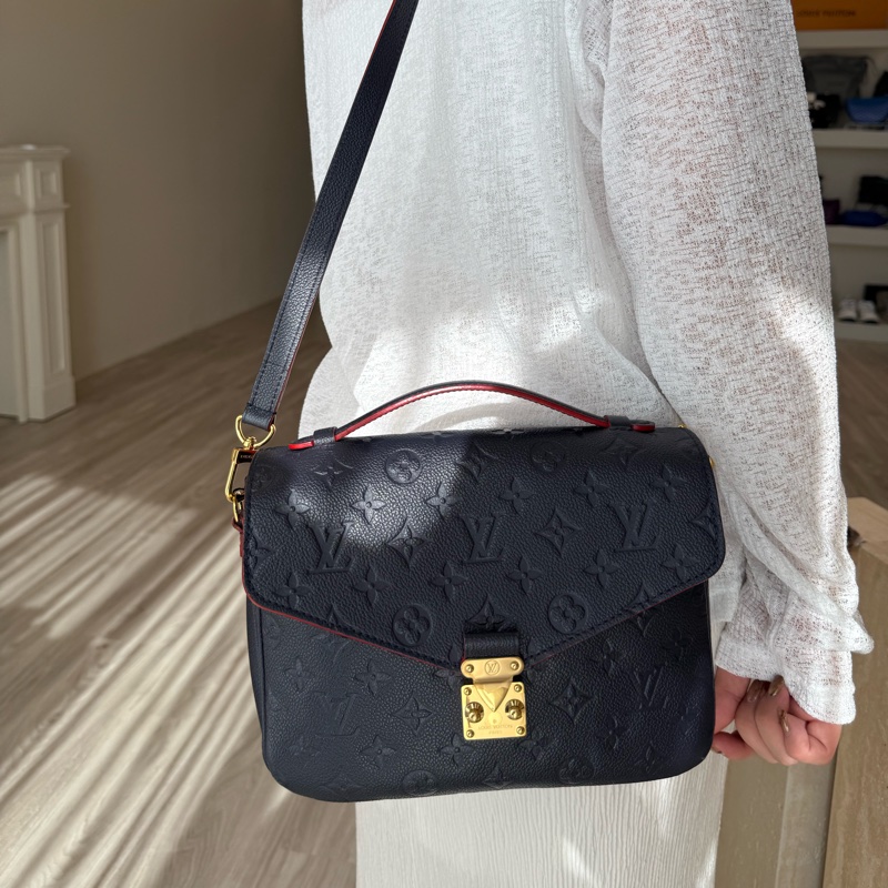 LV 深藍色壓紋Logo郵差包-15