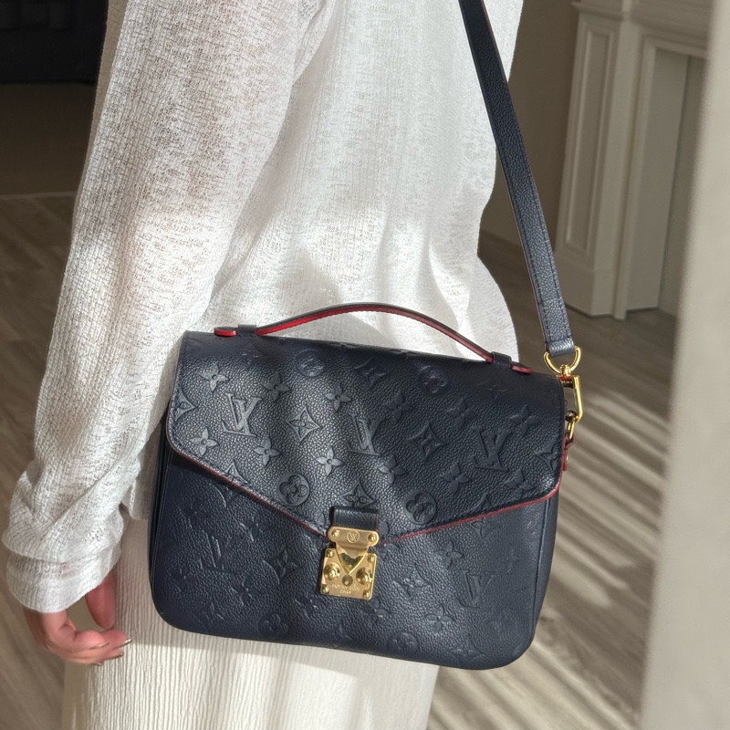 LV 深藍色壓紋Logo郵差包-16