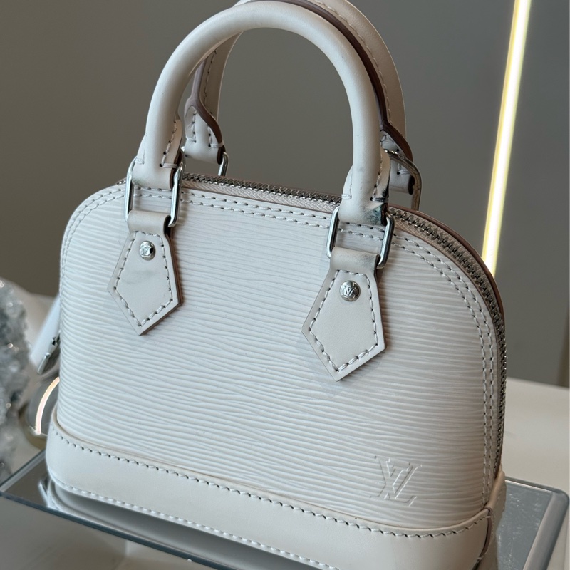 LV Nano Alma 奶白色水波紋貝殼包-0