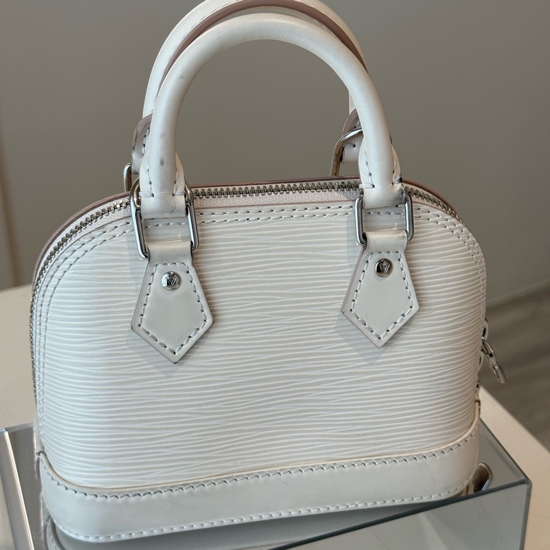 LV Nano Alma 奶白色水波紋貝殼包-1