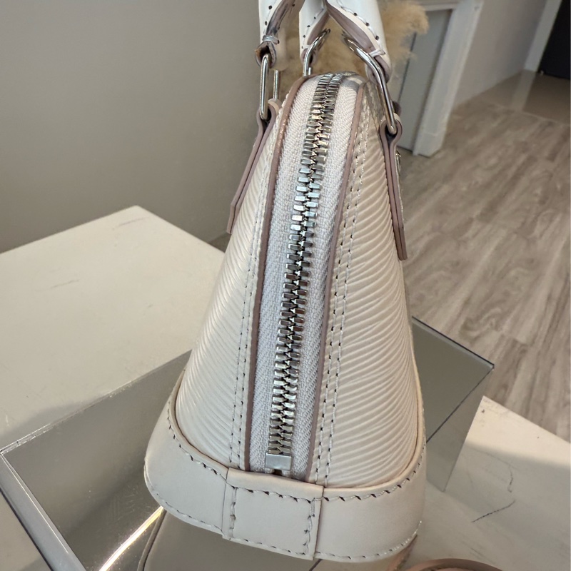 LV Nano Alma 奶白色水波紋貝殼包-4