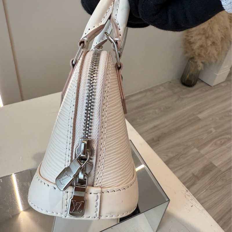 LV Nano Alma 奶白色水波紋貝殼包-5