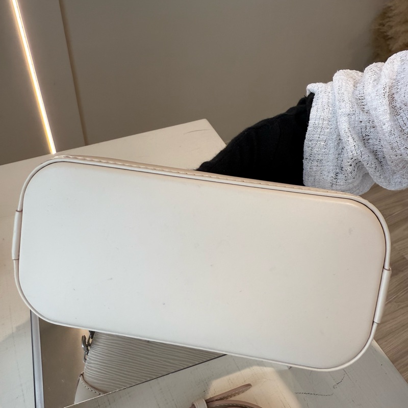 LV Nano Alma 奶白色水波紋貝殼包-6
