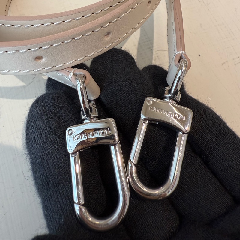 LV Nano Alma 奶白色水波紋貝殼包-9
