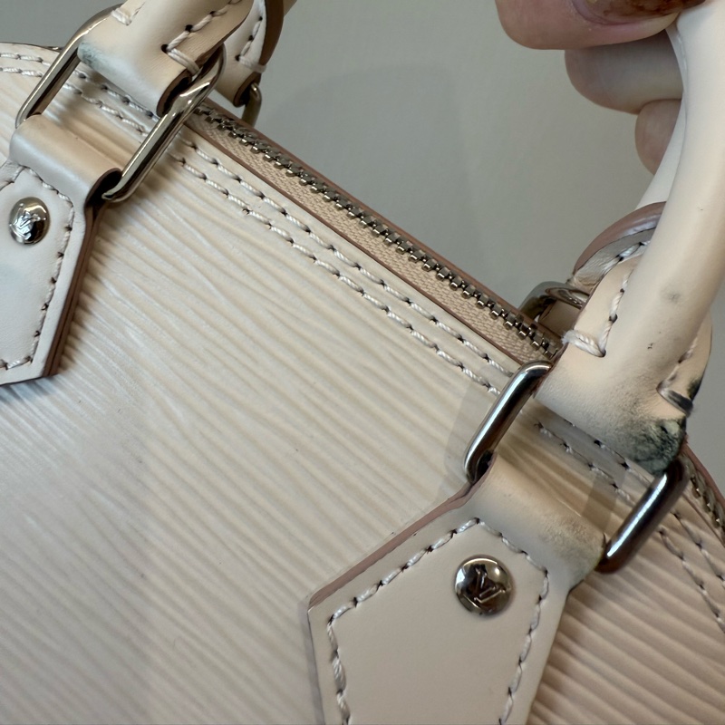 LV Nano Alma 奶白色水波紋貝殼包-12