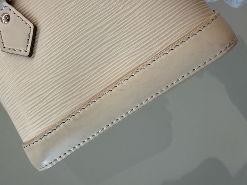 LV Nano Alma 奶白色水波紋貝殼包-16