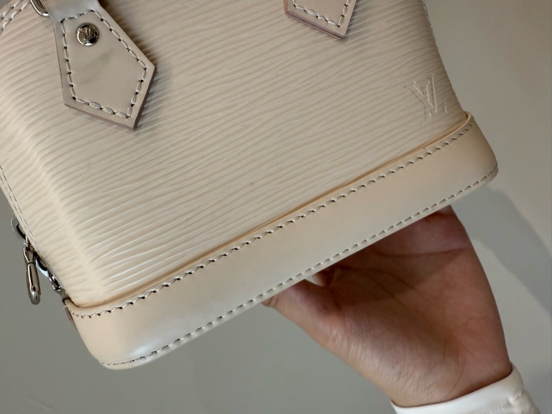 LV Nano Alma 奶白色水波紋貝殼包-17
