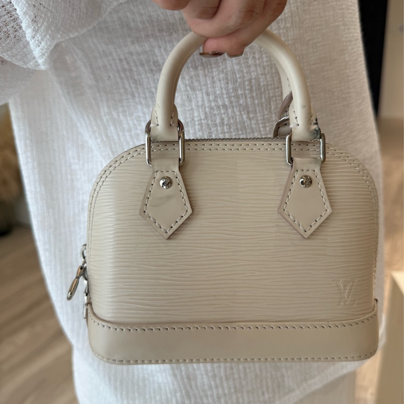 LV Nano Alma 奶白色水波紋貝殼包-21