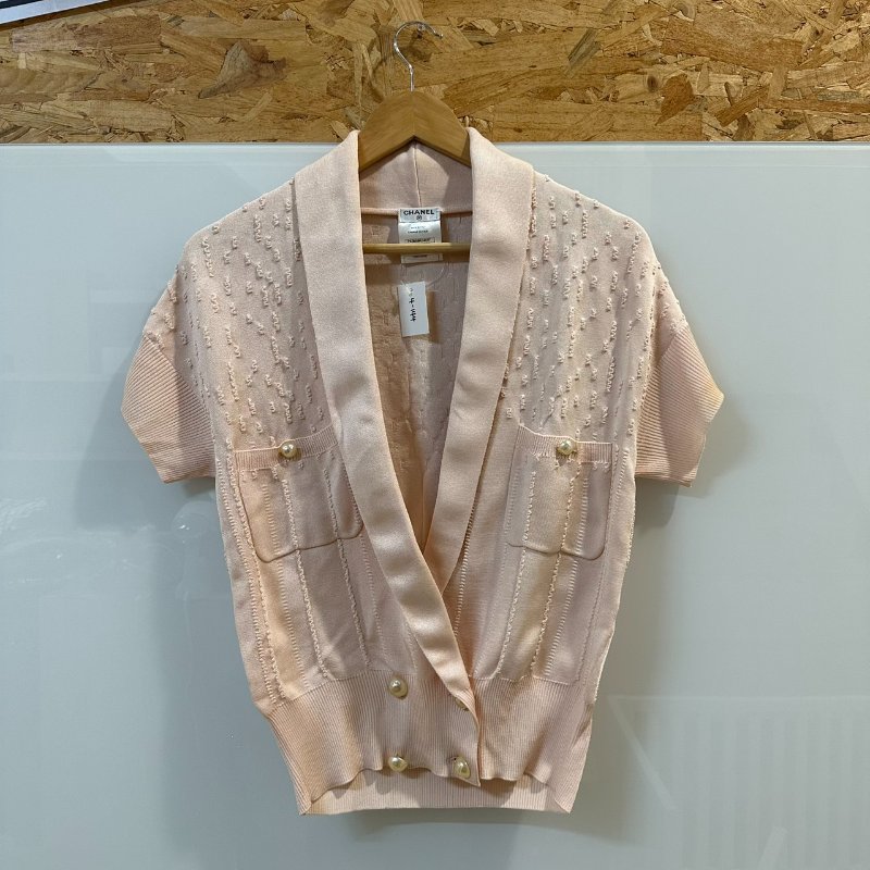 【美收精品】CHANEL 寶寶粉色珍珠短袖外套 4-144【隔月月中將轉賣至日本 上架期限30天】-0