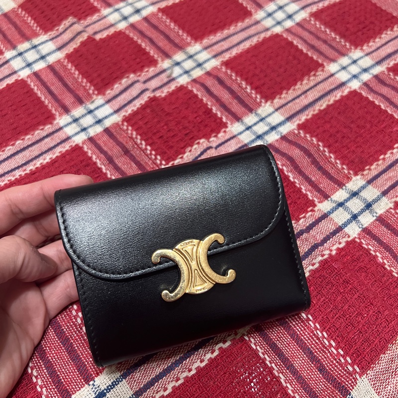 Celine TRIOMPHE亮澤牛皮革小號翻蓋錢包-1