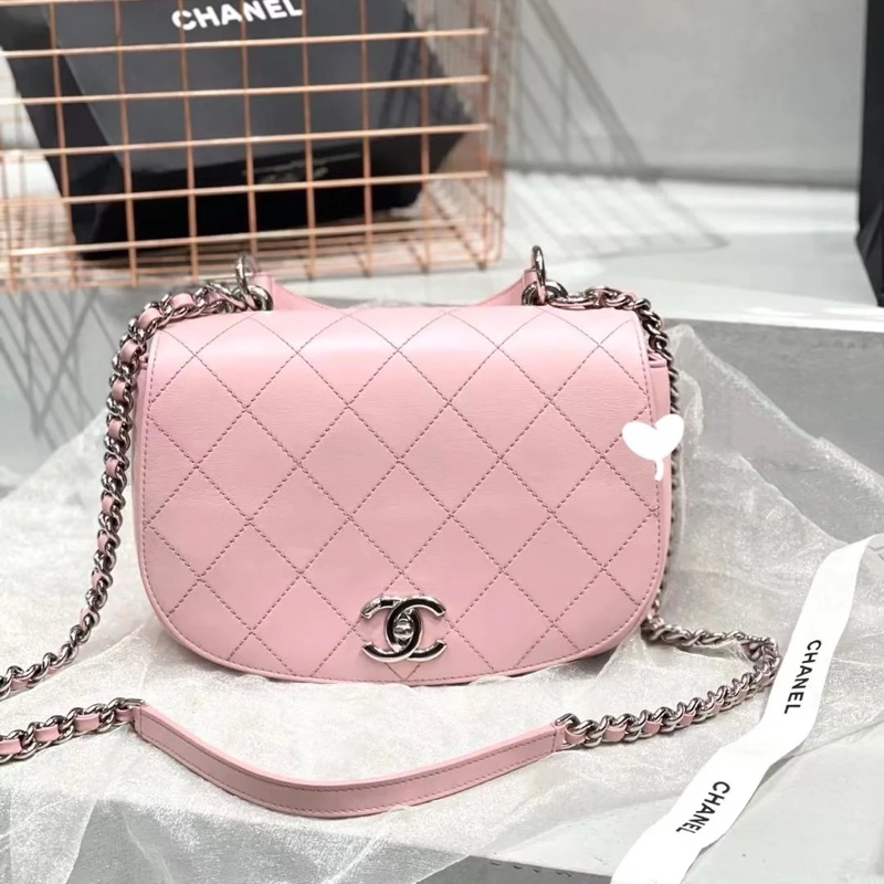 Chanel粉色小豬包半圓包型+菱格紋+銀色鏈條，小牛皮材質柔軟耐用，櫻花粉色-0
