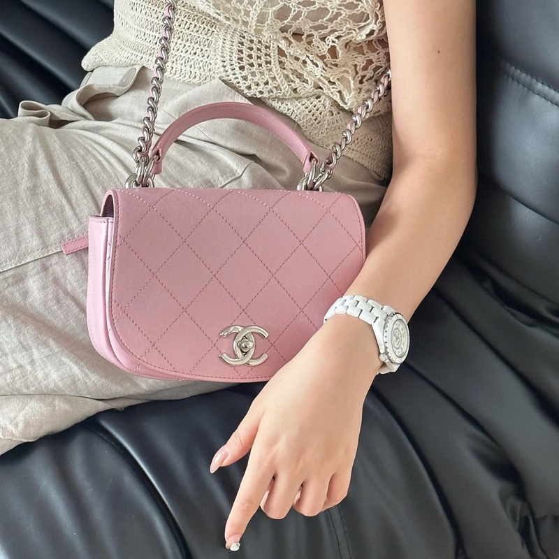Chanel粉色小豬包半圓包型+菱格紋+銀色鏈條，小牛皮材質柔軟耐用，櫻花粉色-1