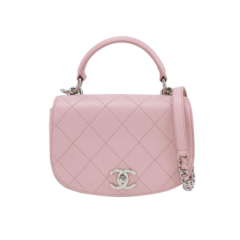 Chanel粉色小豬包半圓包型+菱格紋+銀色鏈條，小牛皮材質柔軟耐用，櫻花粉色-3