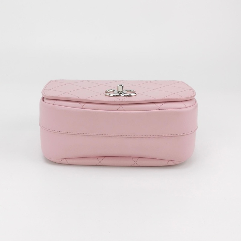 Chanel粉色小豬包半圓包型+菱格紋+銀色鏈條，小牛皮材質柔軟耐用，櫻花粉色-6