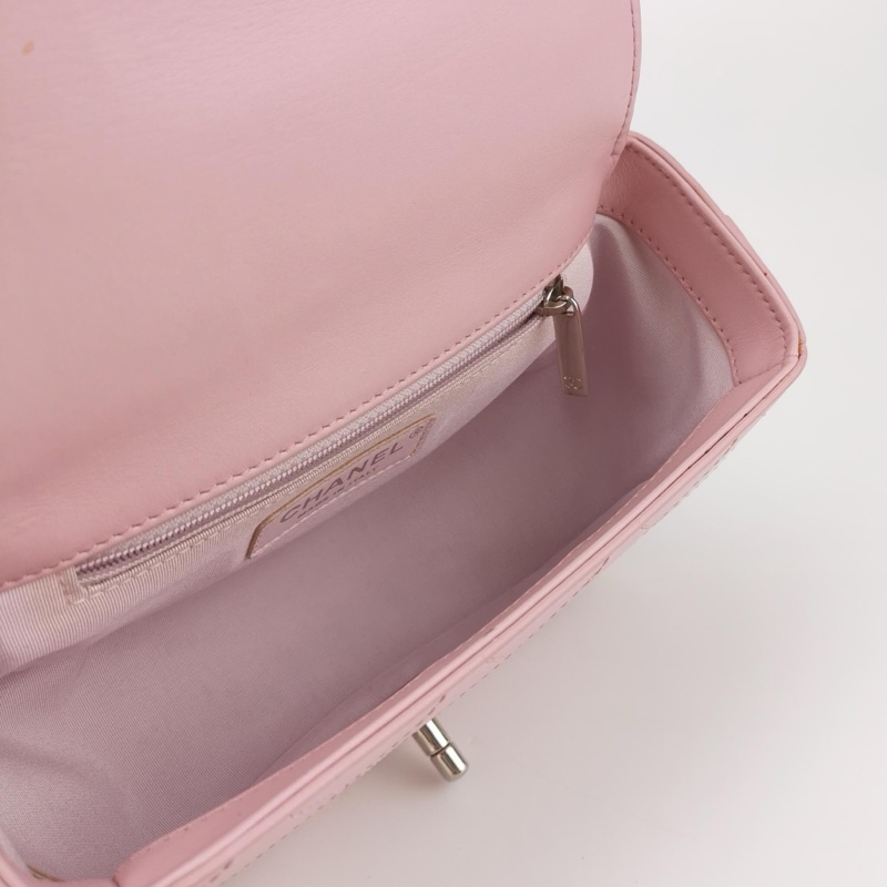 Chanel粉色小豬包半圓包型+菱格紋+銀色鏈條，小牛皮材質柔軟耐用，櫻花粉色-7