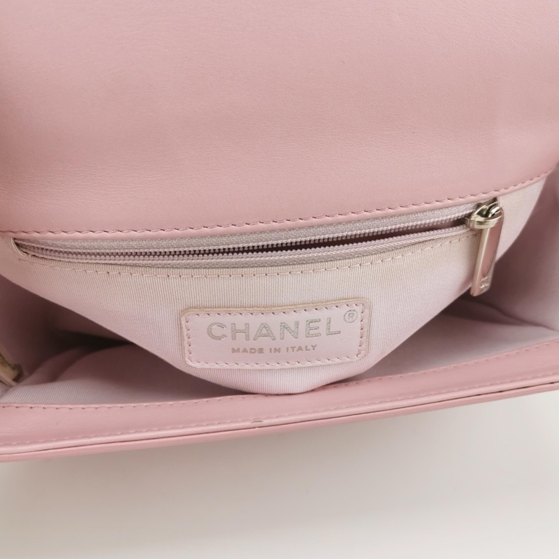 Chanel粉色小豬包半圓包型+菱格紋+銀色鏈條，小牛皮材質柔軟耐用，櫻花粉色-8