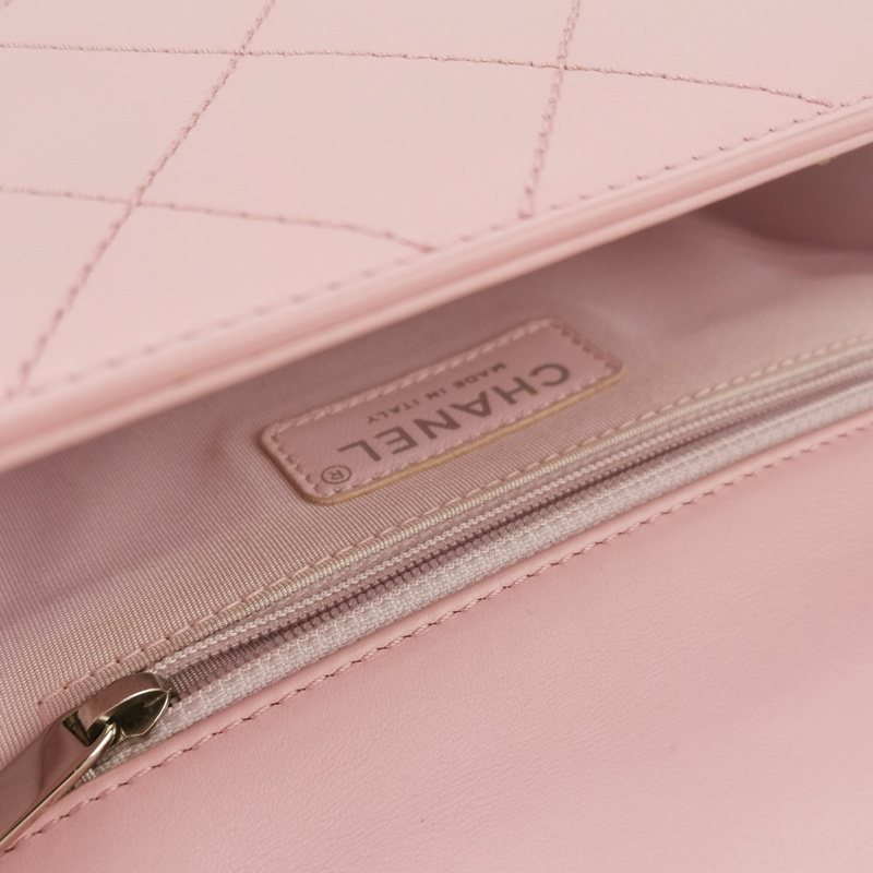 Chanel粉色小豬包半圓包型+菱格紋+銀色鏈條，小牛皮材質柔軟耐用，櫻花粉色-9