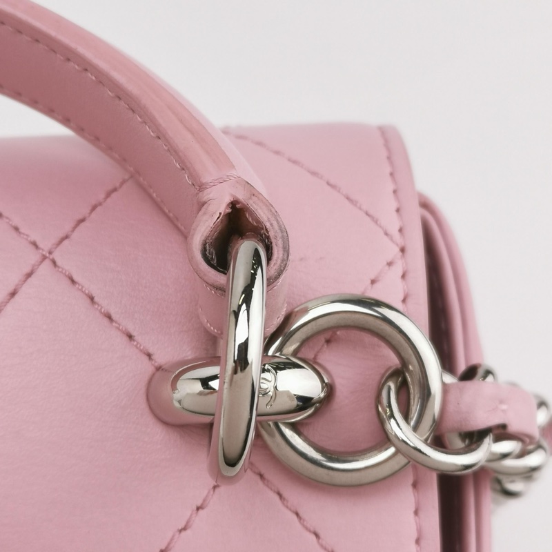 Chanel粉色小豬包半圓包型+菱格紋+銀色鏈條，小牛皮材質柔軟耐用，櫻花粉色-11