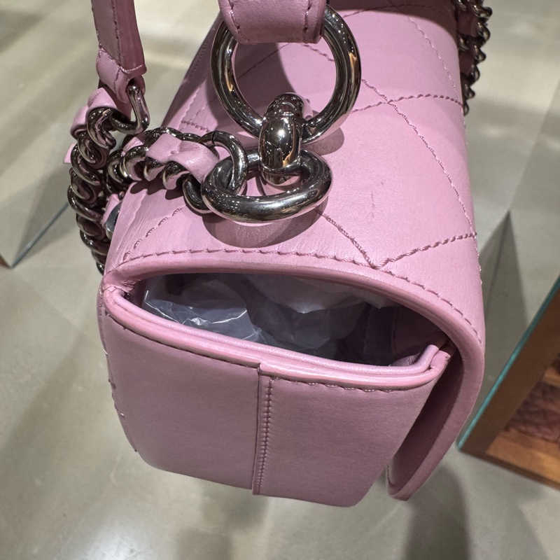 Chanel粉色小豬包半圓包型+菱格紋+銀色鏈條，小牛皮材質柔軟耐用，櫻花粉色-15