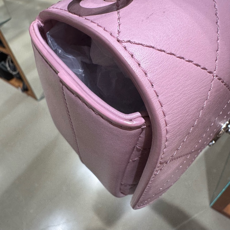 Chanel粉色小豬包半圓包型+菱格紋+銀色鏈條，小牛皮材質柔軟耐用，櫻花粉色-16