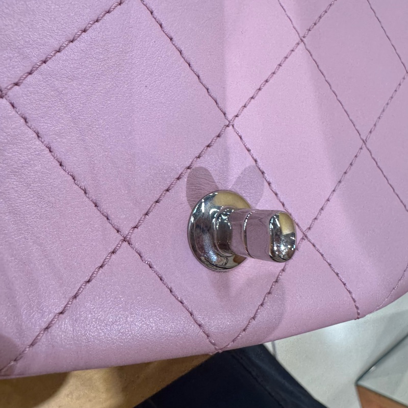 Chanel粉色小豬包半圓包型+菱格紋+銀色鏈條，小牛皮材質柔軟耐用，櫻花粉色-17