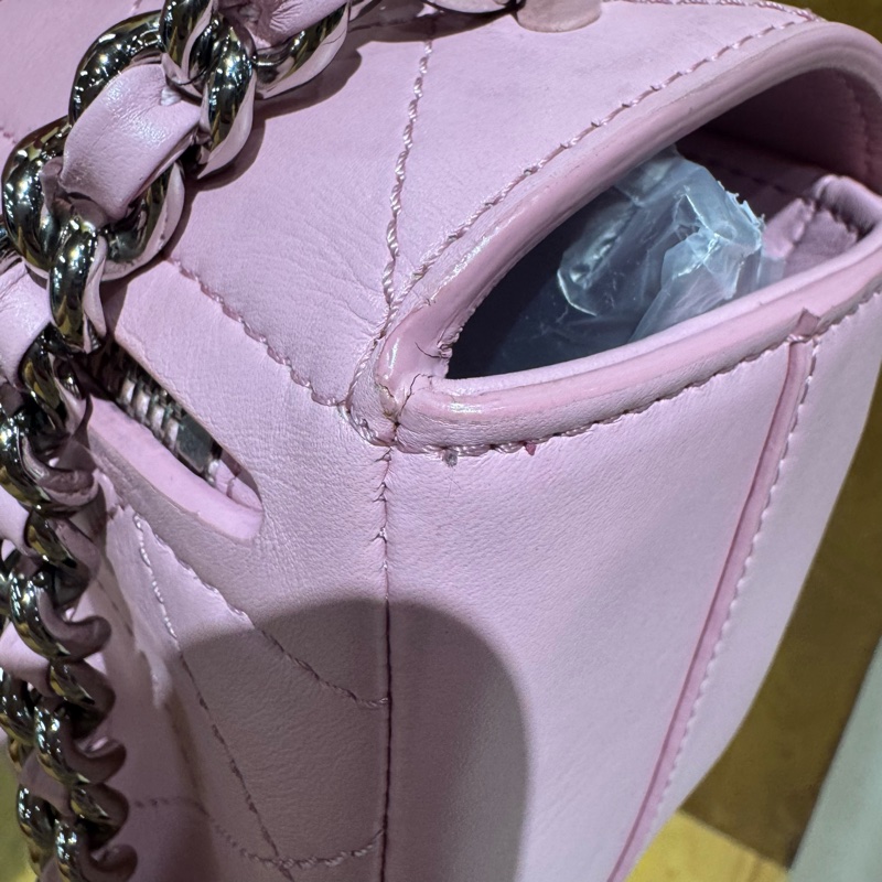 Chanel粉色小豬包半圓包型+菱格紋+銀色鏈條，小牛皮材質柔軟耐用，櫻花粉色-18