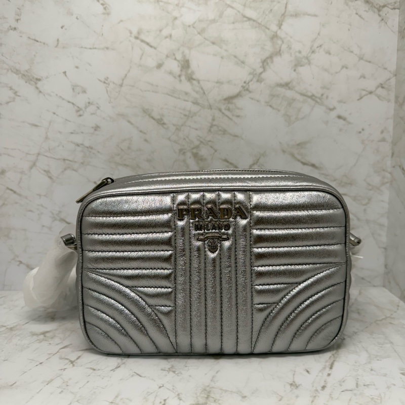 PRADA金屬銀家徽LOGO皮革鍊包-0