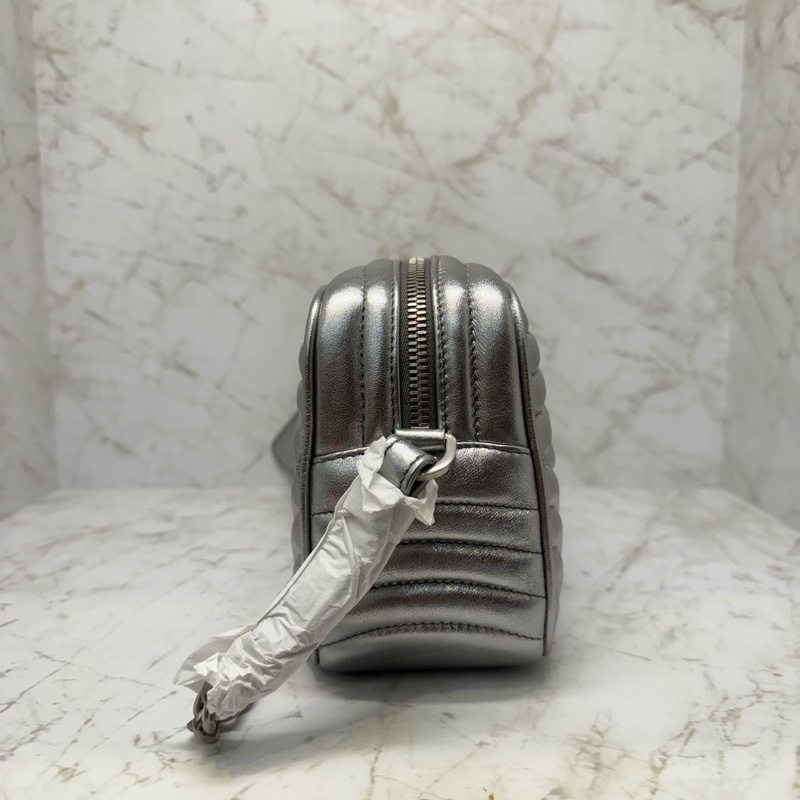 PRADA金屬銀家徽LOGO皮革鍊包-2