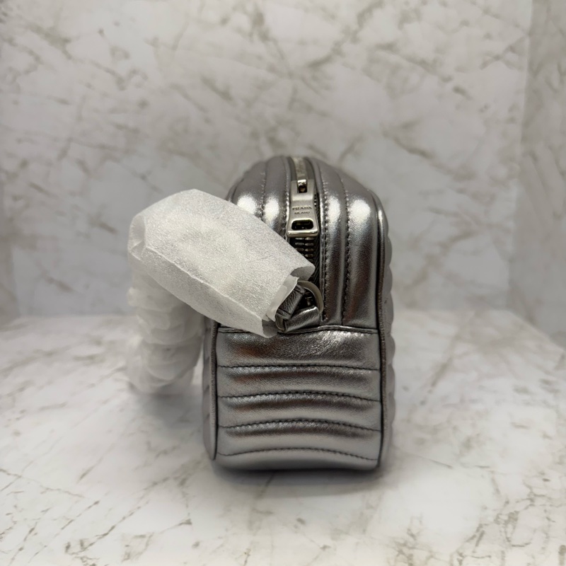 PRADA金屬銀家徽LOGO皮革鍊包-3