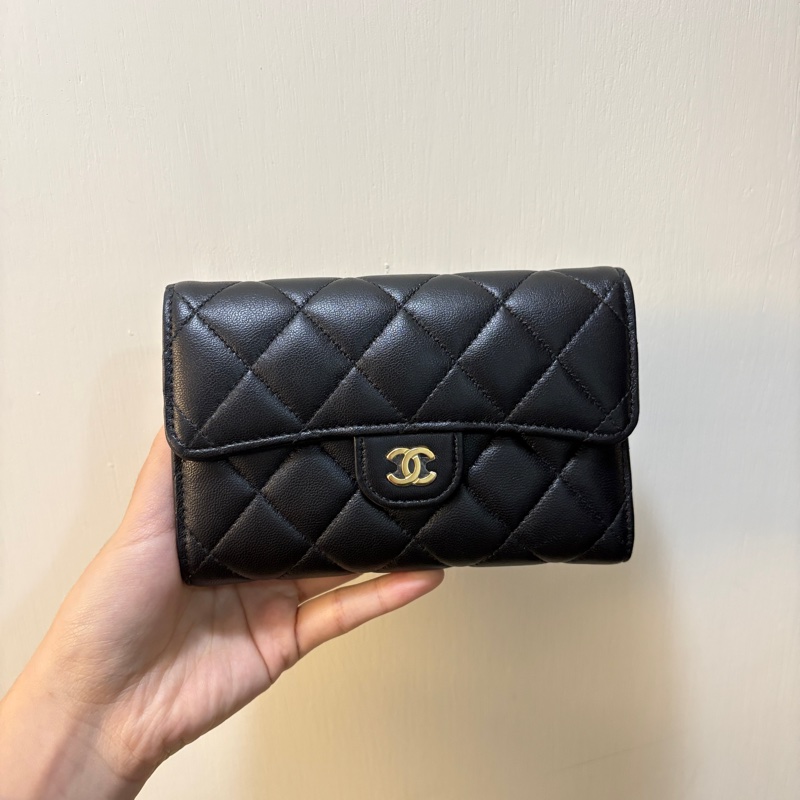 Chanel 黑羊皮金釦三折中夾-0