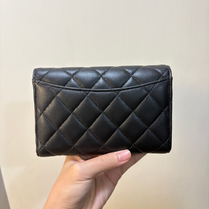 Chanel 黑羊皮金釦三折中夾-5