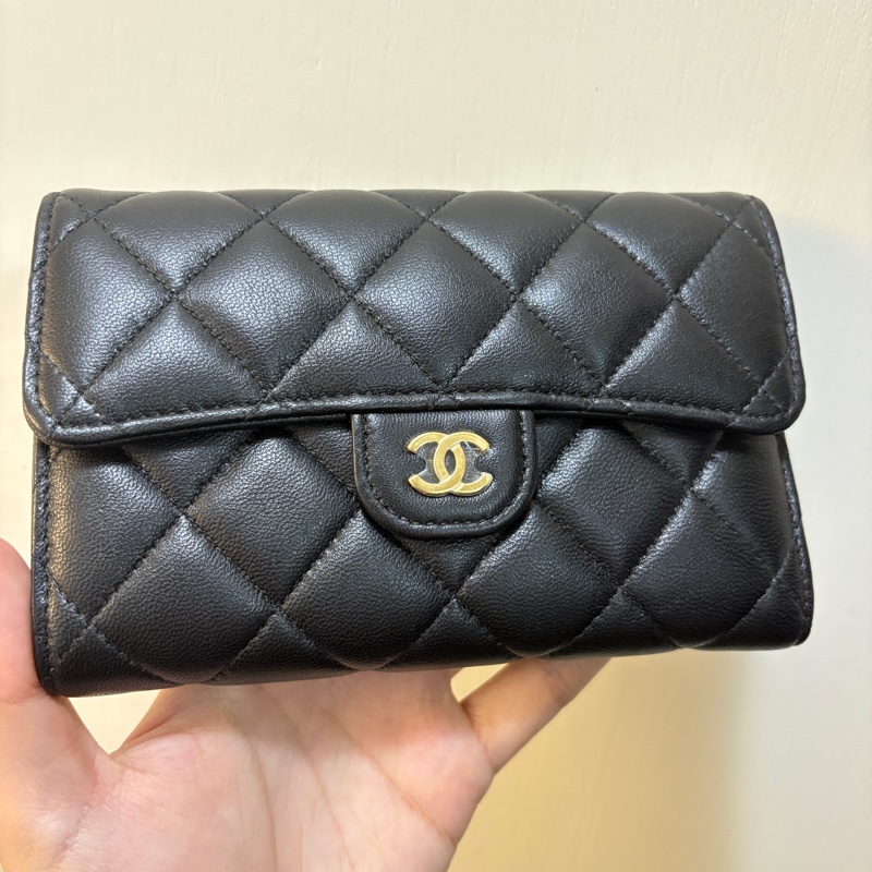 Chanel 黑羊皮金釦三折中夾-6
